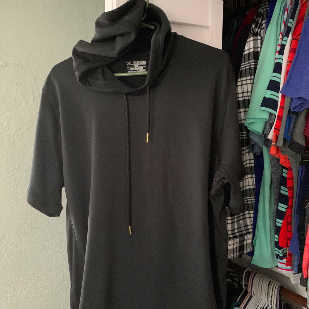 UNDER ARMOUR SHORT SLEEVE HOODIE